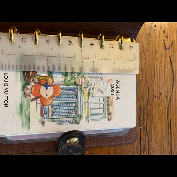 Louis small agenda like new + Louis Vuitton pen and Louis Vuitton ruler - Picture 2 of 4